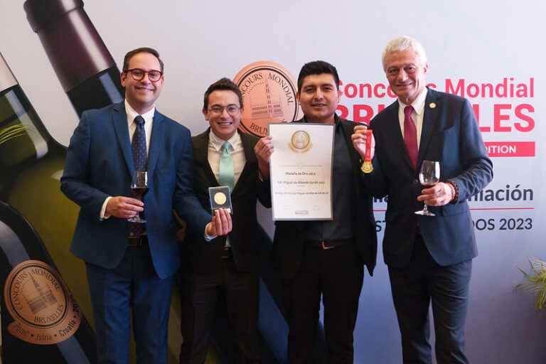 Mexico Selection Awards Ceremony winners with cmb members